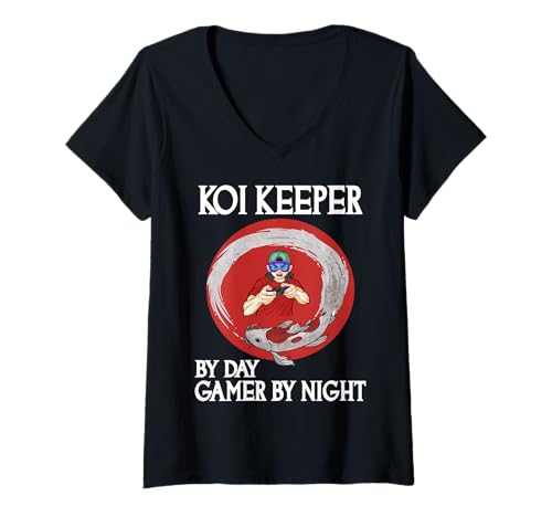 Damen Koi Keeper by Day Gamer by Night Lustiger Koi-Liebhaber T-Shirt mit V-Ausschnitt Damen Koi Keeper by Day Gamer by Night Lustiger Koi-Liebhaber T-Shirt mit V-Ausschnitt von Video Game Lover And Koi Keeper Designs