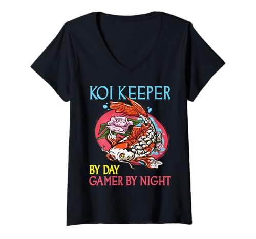 Damen Koi Keeper by Day Gamer by Night Lustiger Koi-Liebhaber T-Shirt mit V-Ausschnitt Damen Koi Keeper by Day Gamer by Night Lustiger Koi-Liebhaber T-Shirt mit V-Ausschnitt von Video Game Lover And Koi Keeper Designs