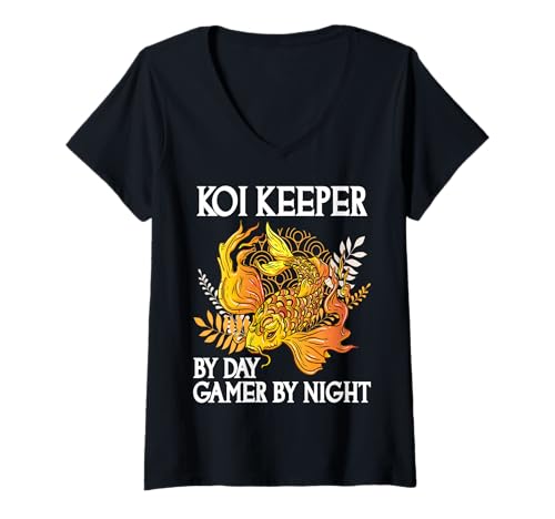 Damen Koi Keeper by Day Gamer by Night Lustiger Koi-Liebhaber T-Shirt mit V-Ausschnitt Damen Koi Keeper by Day Gamer by Night Lustiger Koi-Liebhaber T-Shirt mit V-Ausschnitt von Video Game Lover And Koi Keeper Designs
