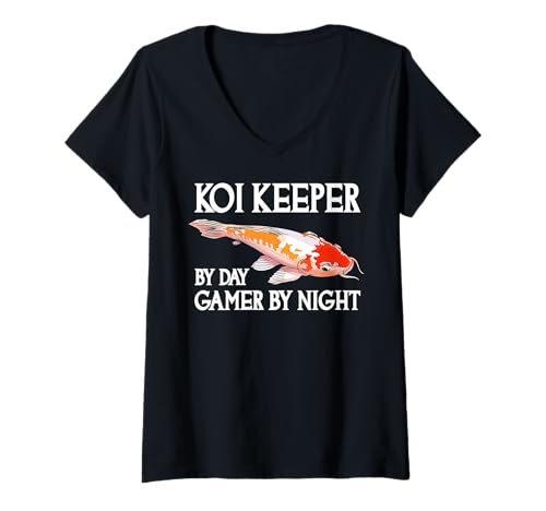 Damen Koi Keeper by Day Gamer by Night Lustiger Koi-Liebhaber T-Shirt mit V-Ausschnitt Damen Koi Keeper by Day Gamer by Night Lustiger Koi-Liebhaber T-Shirt mit V-Ausschnitt von Video Game Lover And Koi Keeper Designs