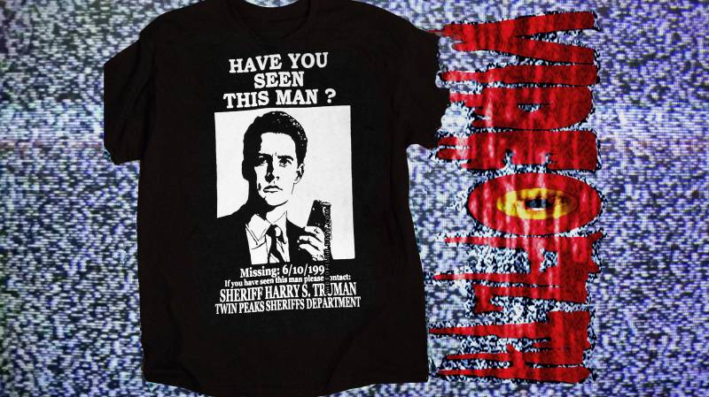 Hast Du Dale Cooper Gesehen? Vorgeschrumpftes Baumwollshirt Mit David Lynch Siebdruck Von Twin Peaks Hast Du Dale Cooper Gesehen? Vorgeschrumpftes Baumwollshirt Mit David Lynch Siebdruck Von Twin Peaks von VideoFilth
