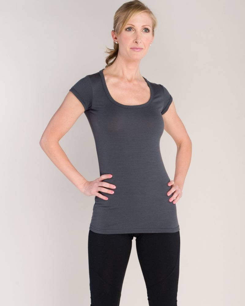 Yoga Kleidung Für Frauen - Kurzarm T-Shirt Aus Merinowolle Jersey in Grau Von Vielet Performance Merino von VieletMerino