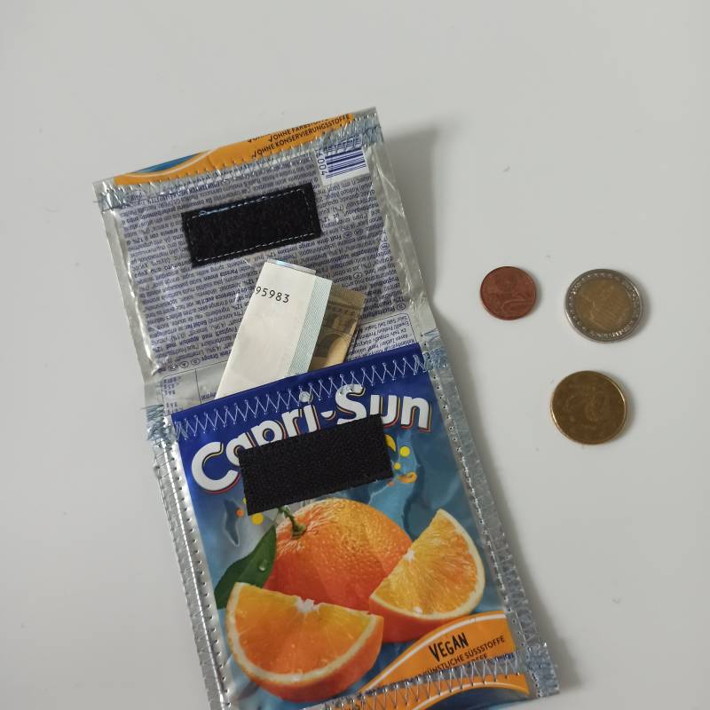 Capri-Sonne-Portemonnaie Orange Geldbörse Upcycling Nachhaltig Öko Geldbeutel Damen Herren Hosentasche Klettverschluss Brustbeutel Retro von Vielfach