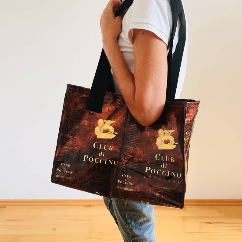 Großer Brauner Shopper Club Di Poccino Upcycling Einkaufstasche Sporttasche Schultertasche Nachhaltig Kaffeetüten Alu Abwaschbar Wasserfest von Vielfach