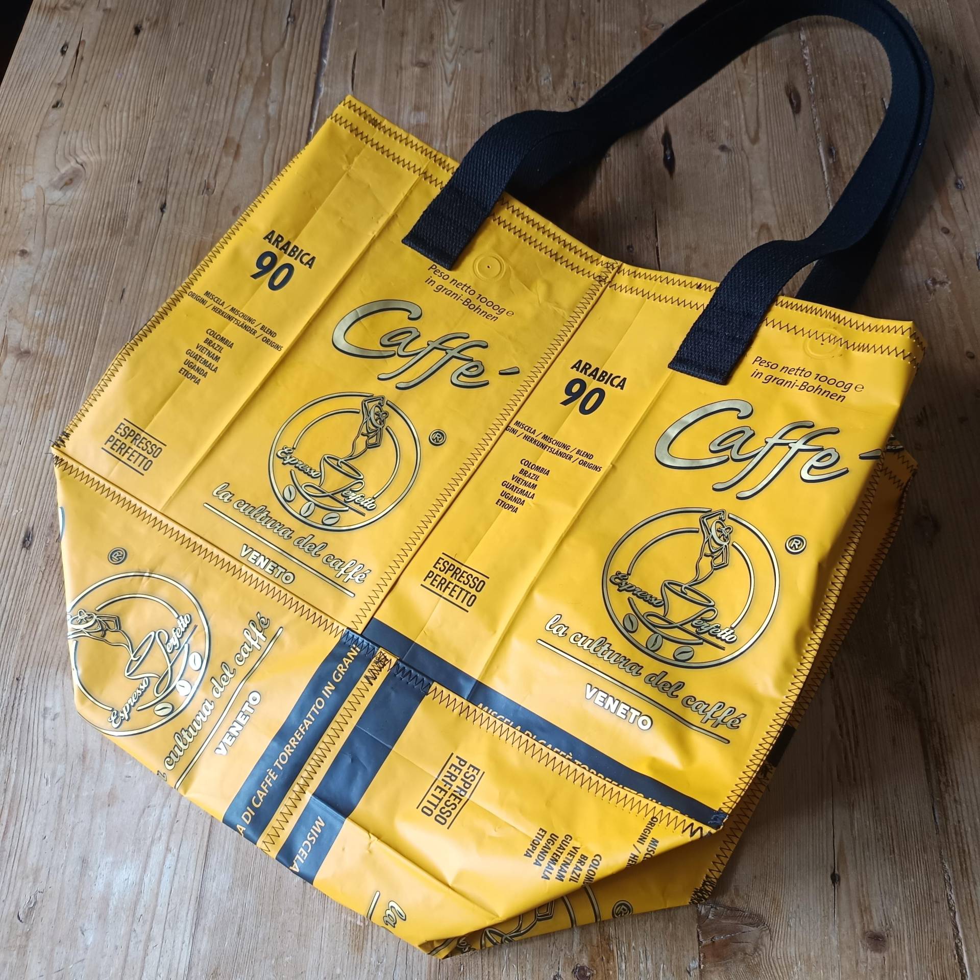Großer Gelber Shopper Caffé Espresso Perfetto Upcycling Einkaufstasche Sporttasche Schultertasche Kaffeetüten Abwaschbar Wasserfest Alu von Vielfach