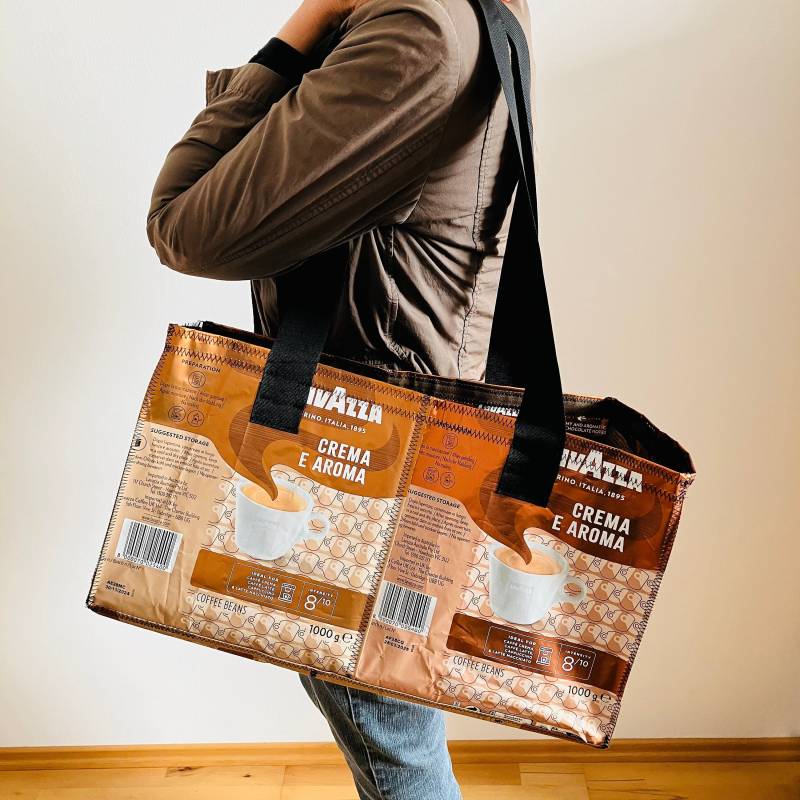 Großer Kupferner Shopper Lavazza Crema E Aroma Upcycling Nachhaltig Einkaufstasche Sporttasche Schultertasche Kaffeetüten Alu Waschbar von Vielfach