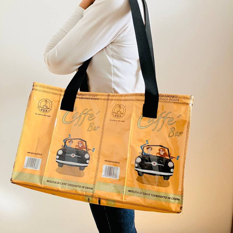 Großer Oranger Shopper Caffé Bar Upcycling Nachhaltig Einkaufstasche Sporttasche Schultertasche Kaffeetüten Alu Waschbar von Vielfach