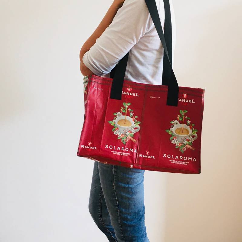 Großer Roter Shopper Manuel Solaroma Upcycling Nachhaltig Einkaufstasche Sporttasche Schultertasche Kaffetüten Alu Waschbar Praktisch von Vielfach