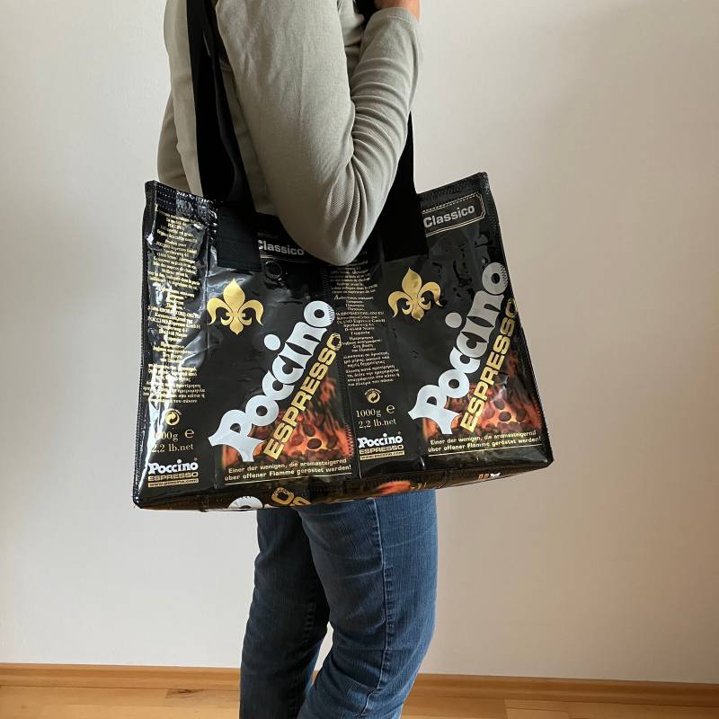 Großer Schwarzer Shopper Poccino Espresso Upcycling Einkaufstasche Sporttasche Schultertasche Nachhaltig Kaffeetüten Alu Waschbar Chic von Vielfach