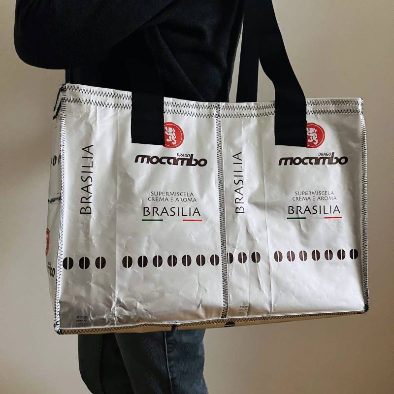 Großer Silberner Shopper Brasilia Mocambo Upcycling Einkaufstasche Sporttasche Schultertasche Nachhaltig Kaffeetüten Alu Abwaschbar von Vielfach