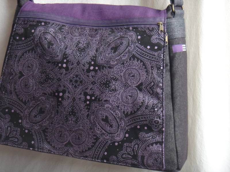 Schultertasche Crossbag in Edlem Lila Und Anthrazit von ViennaDesign