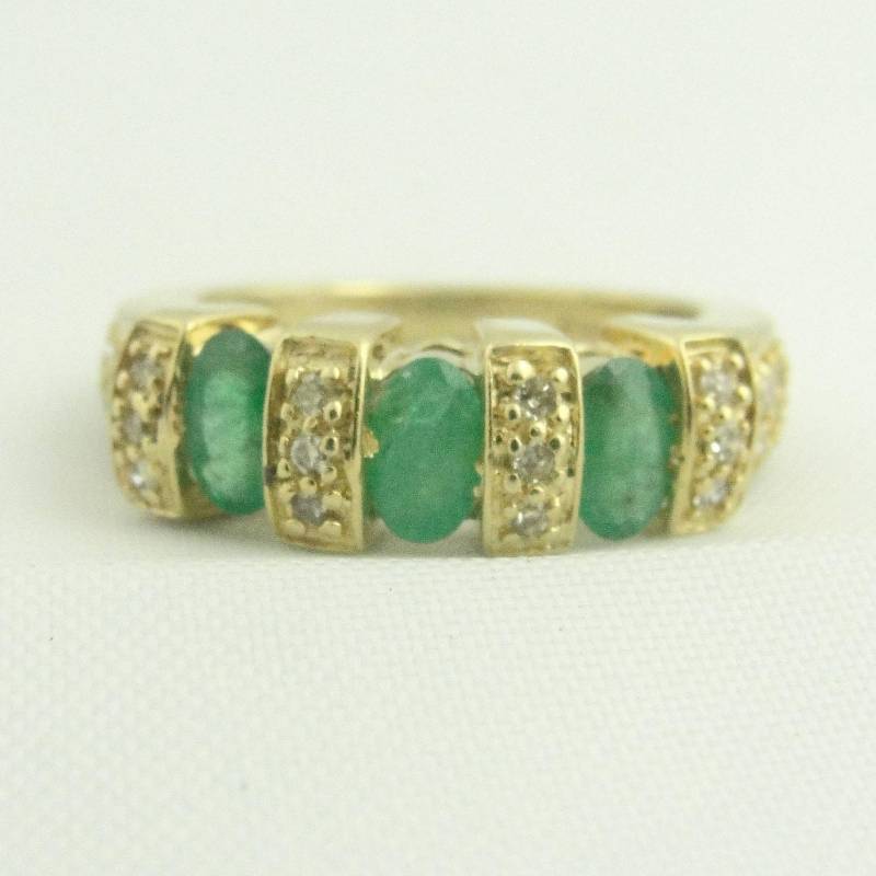 Antik Drei Stein Smaragd Und Diamant Ring - 14K Gelbgold von ViennaJewelryandCo