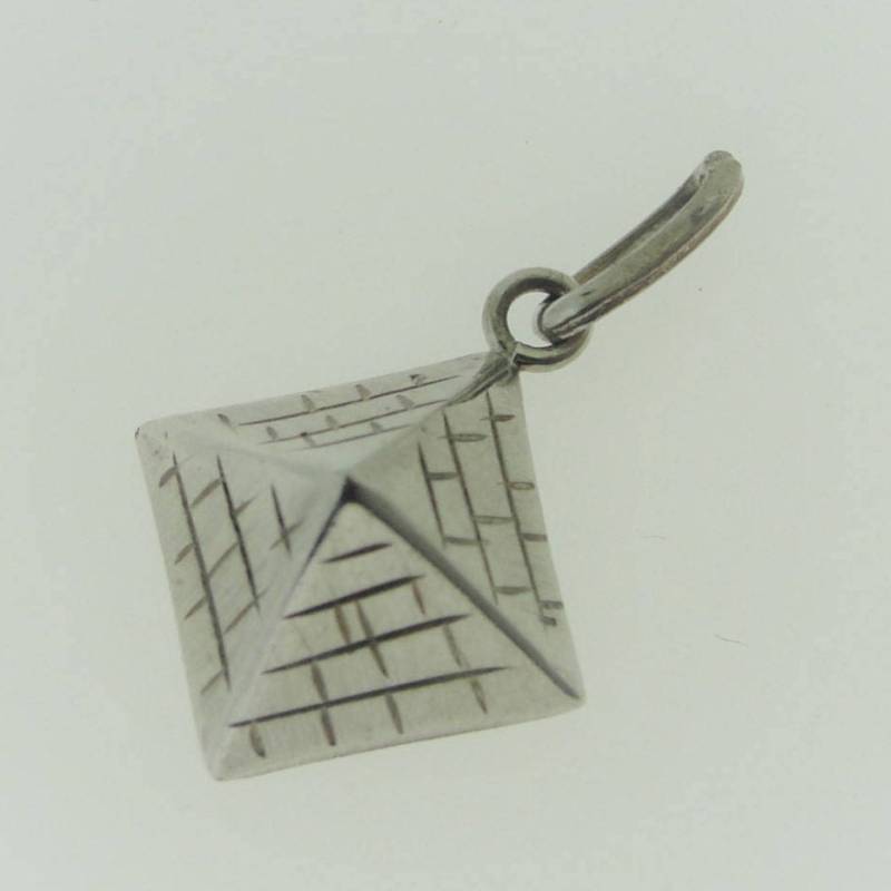 Antiker Handgeschnitzter Pyramidenanhänger - Sterling Silber von ViennaJewelryandCo