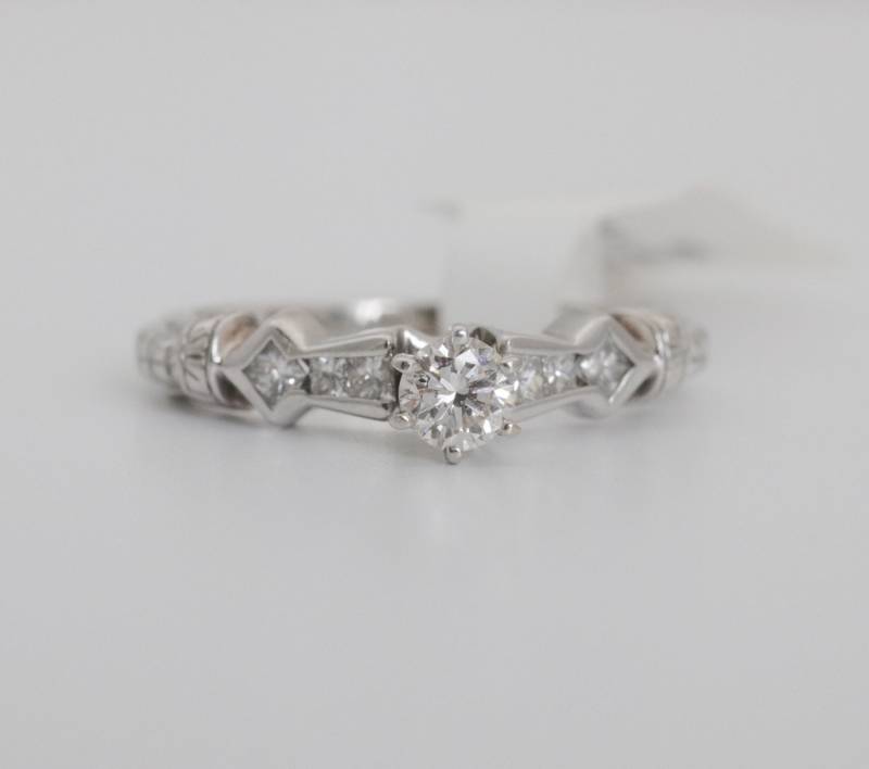 Antiker Runder Diamantring in 14K Weißgold von ViennaJewelryandCo