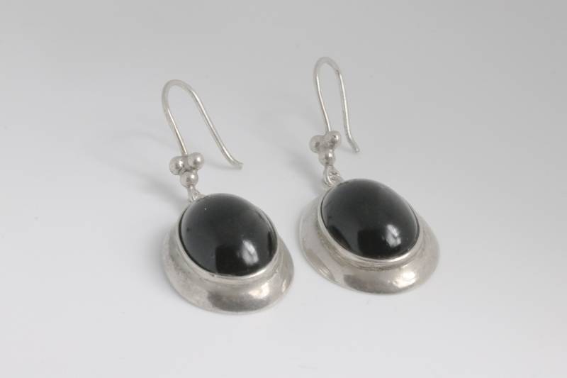 Cabochon Onyx Dangle Ohrringe in Stelringsilber von ViennaJewelryandCo