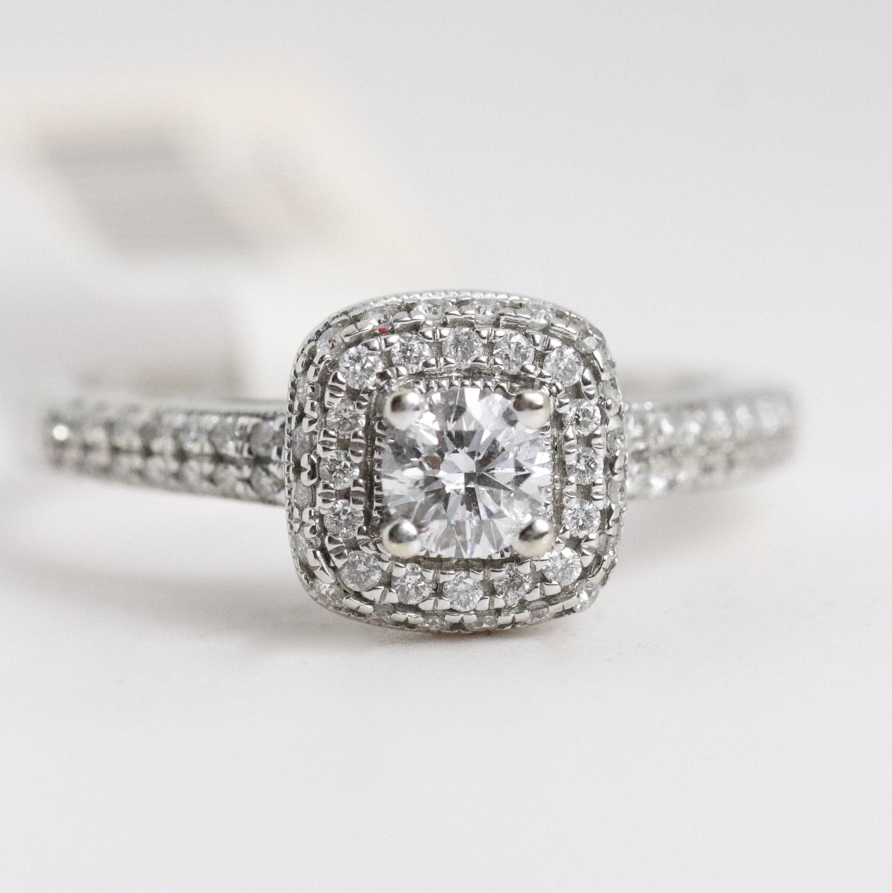 Diamant Kissen Form Halo Verlobungsring Aus 14K Weißgold | 0, 5 Cttw von ViennaJewelryandCo