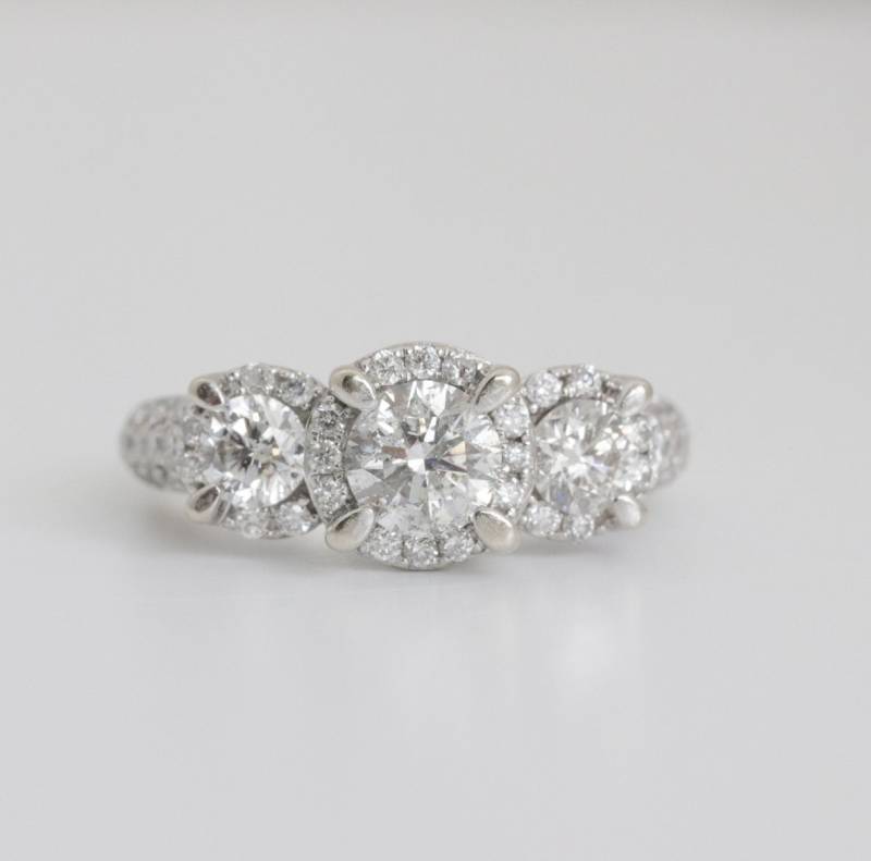 Drei Stein Halo Verlobungsring in 14K White Gold | 2.0 Cttw von ViennaJewelryandCo