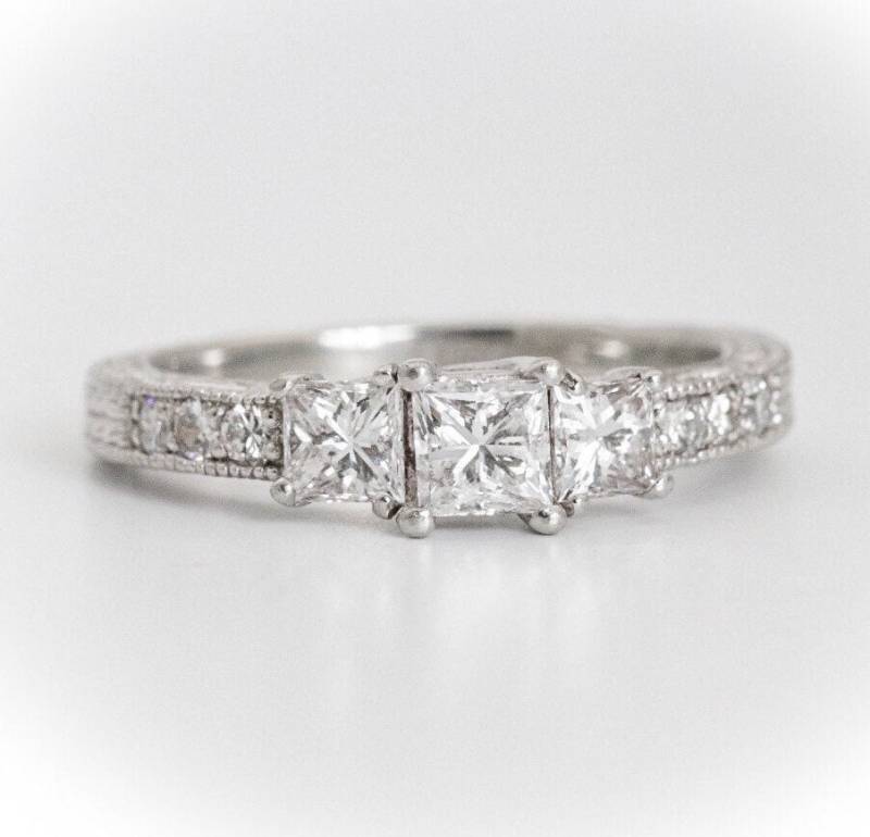 Drei Stein Prinzessin Geschnitten Verlobungsring in Platin | 1, 15 Cttw von ViennaJewelryandCo