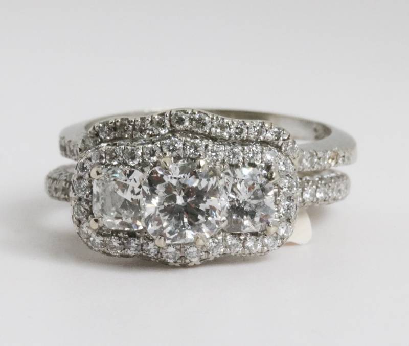 Drei Steine Cut Halo Diamond Wedding Set 1, 5 Cttw von ViennaJewelryandCo