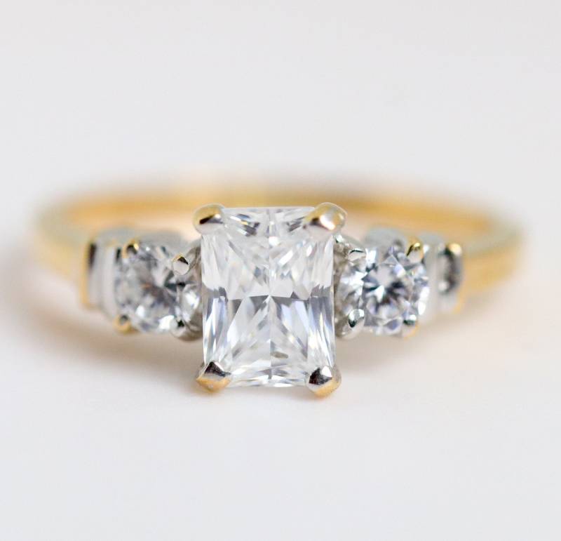 Drei Steine Cz Diamond Engagement Ring in 10K Gold von ViennaJewelryandCo