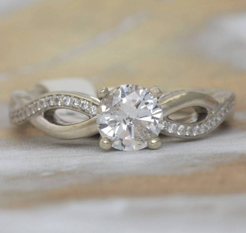 Gedrehter Solitär Diamant Verlobungsring - 14K Weißgold von ViennaJewelryandCo