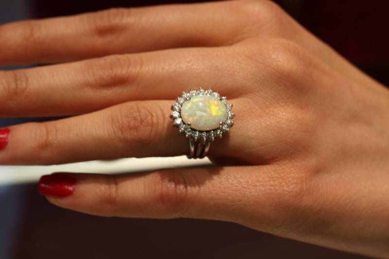 Opal Und Diamant-Halo-Ring in 14 K White Gold von ViennaJewelryandCo
