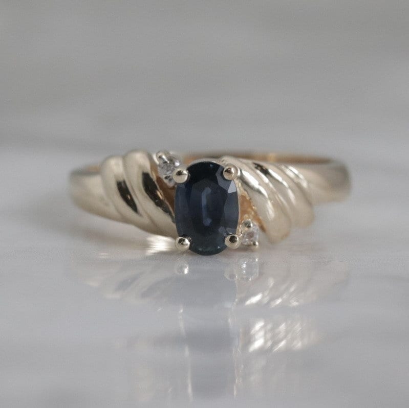 Ovaler Saphir Diamant Ring in 10K Gelbgold von ViennaJewelryandCo