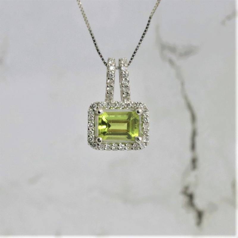 Peridot Diamant Halo Halskette in 14K Weißgold von ViennaJewelryandCo