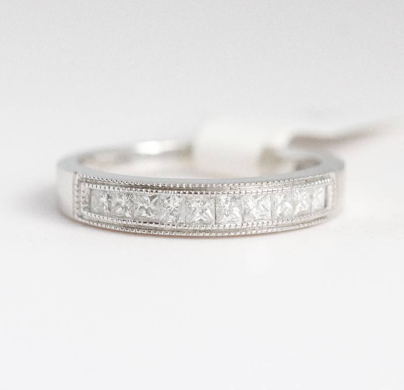 Princess Cut Channel Set Milgrain Edge Wedding Band in 14K Weißgold | 0, 35 Cttw von ViennaJewelryandCo