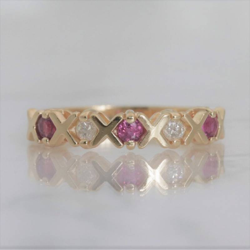 Rubin Und Diamant Akzent X Hochzeitsband in 14K Gelbgold von ViennaJewelryandCo