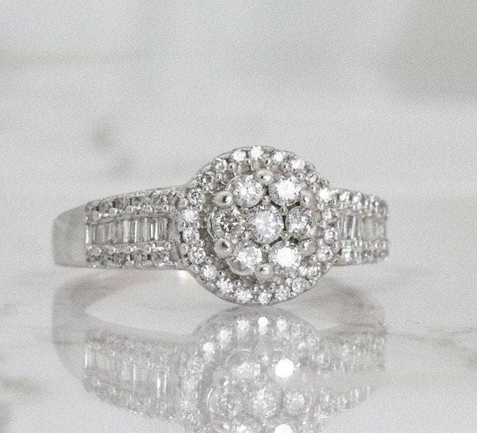 Rundschliff Diamant Verlobungsring in 10K Weißgold | 1/2 Cttw von ViennaJewelryandCo