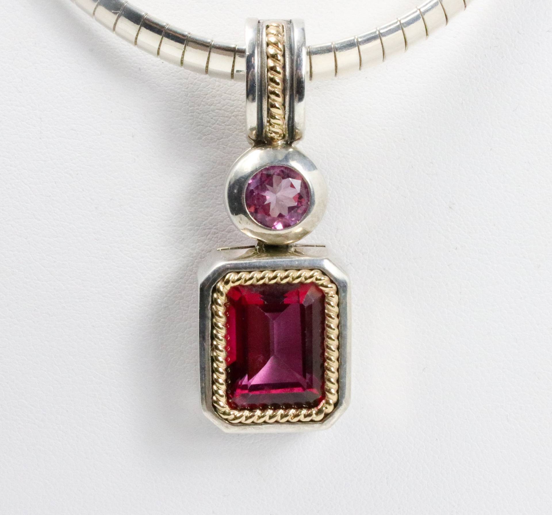 Smaragd Geschliffene Turmalin Halskette Aus Sterling Silber Und 14K Gelbgold von ViennaJewelryandCo