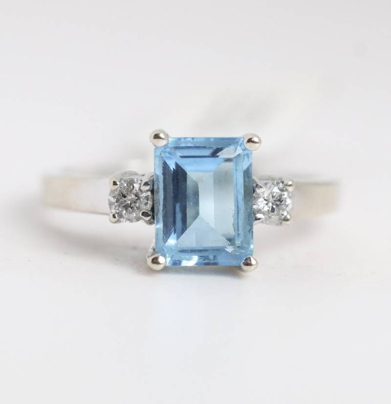 Smaragdschliff Schweizer Blue Topas 14K Weißgold Ring - Und Diamant-Ring November Birthstone von ViennaJewelryandCo