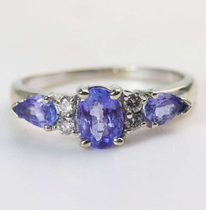 Tansanit Diamant Akzent 3-stein Ring - 14K Weißgold von ViennaJewelryandCo