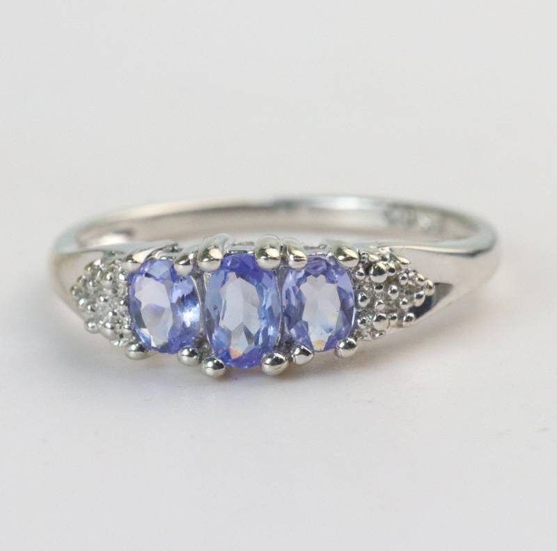 Tansanit Und Diamant-Akzent Drei-stein-Ring - 10K Weißgold von ViennaJewelryandCo