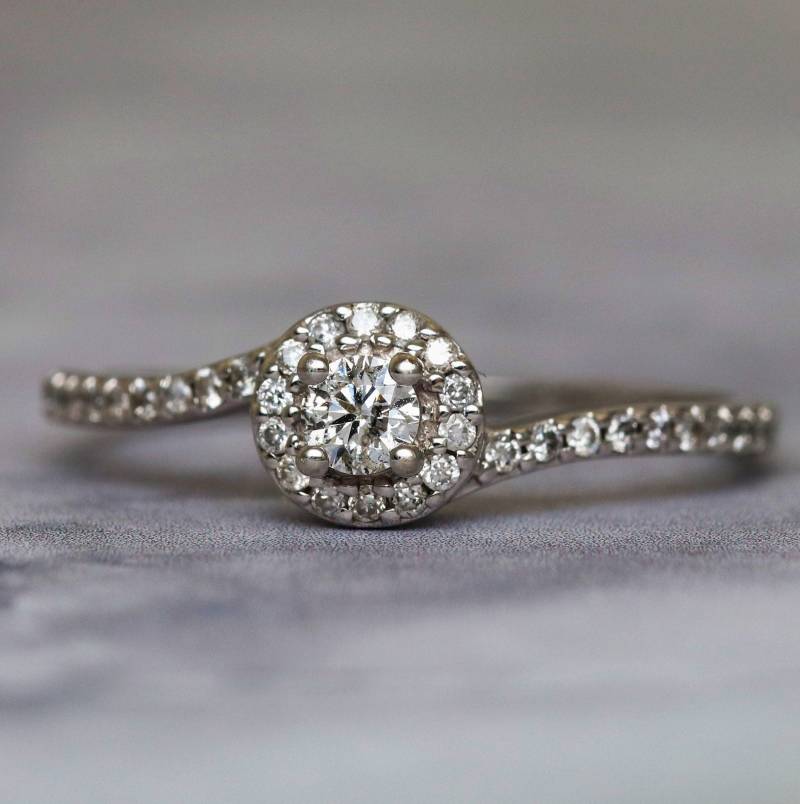 Vintage Halo Solitär Diamant Ring - 10K Weißgold von ViennaJewelryandCo