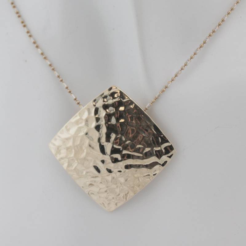 Vintage Hammer Texturierter Quadrat Anhänger - 14K Gelbgold von ViennaJewelryandCo