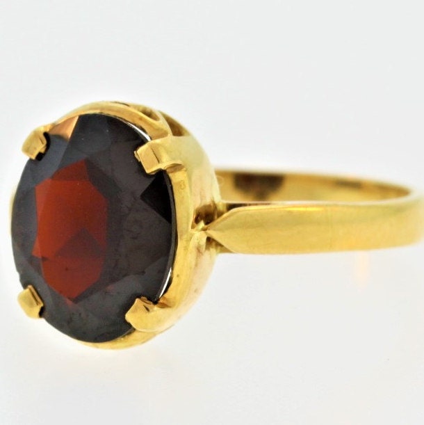 Vintage Oval Geschliffener Granat - 18K Gelbgold Januar Geburtsstein von ViennaJewelryandCo