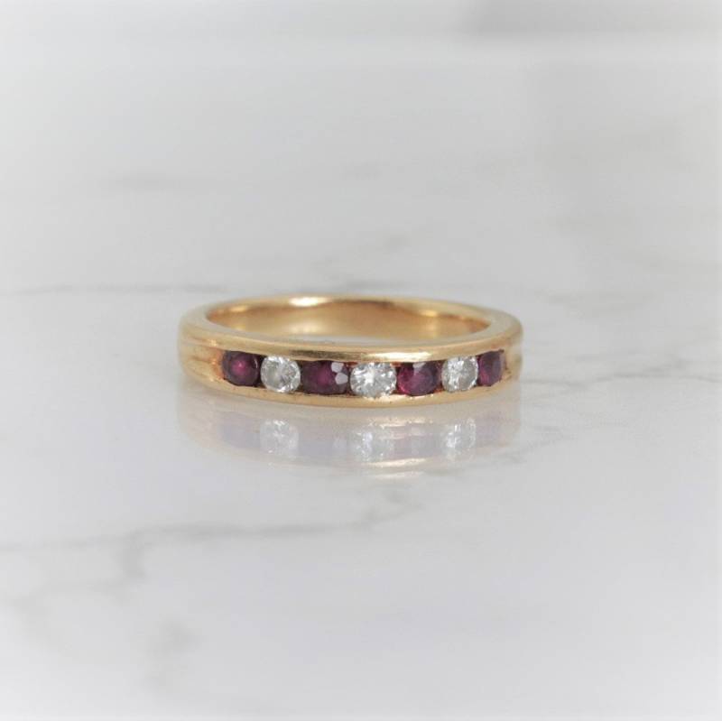 Vintage Rubin Diamant Hochzeitsband in 18K Gelbgold von ViennaJewelryandCo