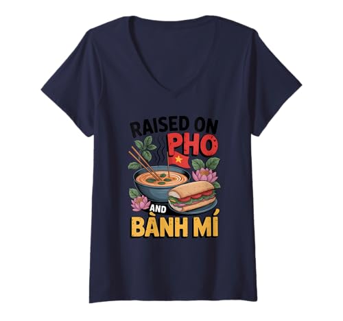 Damen Aufgewachsen auf Pho Banh Mi vietnamesisches Essensdesign T-Shirt mit V-Ausschnitt Damen Aufgewachsen auf Pho Banh Mi vietnamesisches Essensdesign T-Shirt mit V-Ausschnitt von Vietnamese Pride Heritage Cuisine Foodie