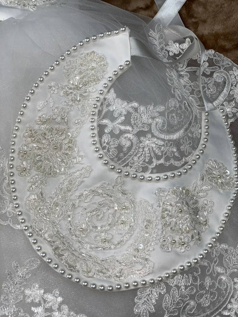 Tauflätzchen | Spitzenlatz Weißes Lätzchen Ausgefallenes Satin Taufe Es Ist Ein Junge Es Mädchen von VievieandMe