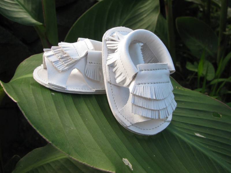 Baby Leder Sandalen. Weiße Sandalen.weiße Junge Mokassins. Mädchen Gladiatoren von Viffi