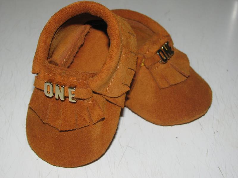 Monogrammierte Babyschuhe.braune Baby Mokassins. Kinder Leder Mokassins.robin Hood Mädchen Jungen von Viffi