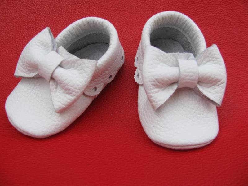 Weiße Schleife Baby Mokassins.krabbelschuhe. Kleine Mokassins. Babyschuhe. Mädchenschuhe. Kinderschuhe. Taufschuhe von Viffi