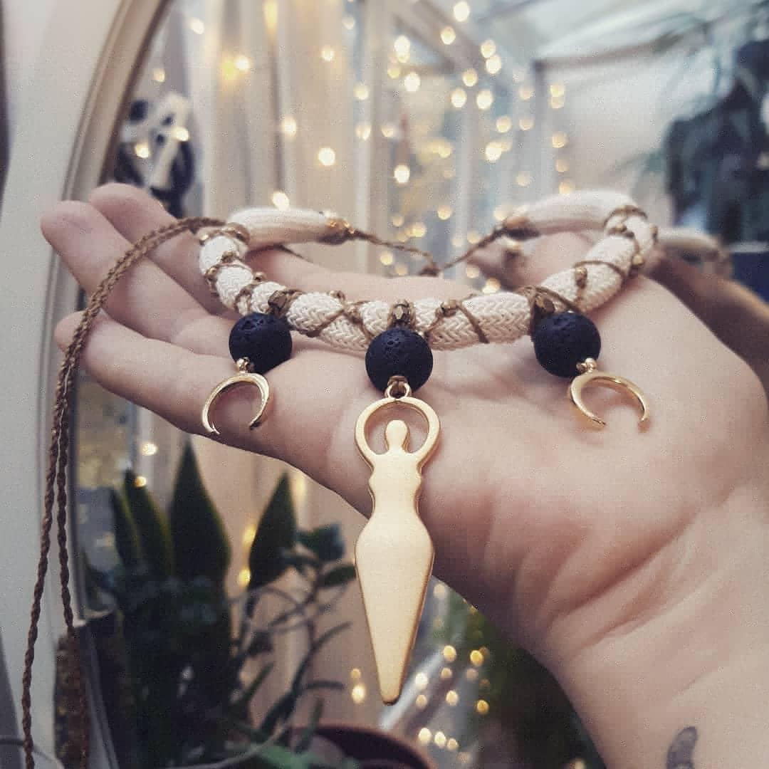 Makramee Halskette, Gold 24K Bezogen, Göttin, Mond, Halskette Makramee Halskette, Gold 24K Bezogen, Göttin, Mond, Halskette von VijnanaArtcraft