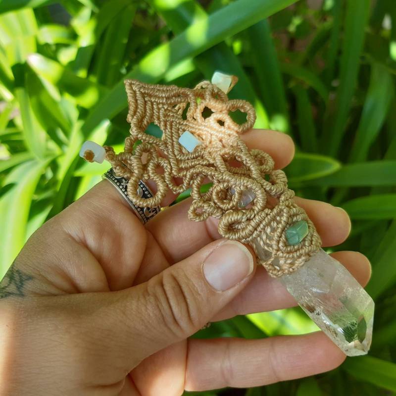 Makramee Halskette, Kristallkette, Kristall Anhänger, Heilstein, Handgemacht, Gartenquartz von VijnanaArtcraft
