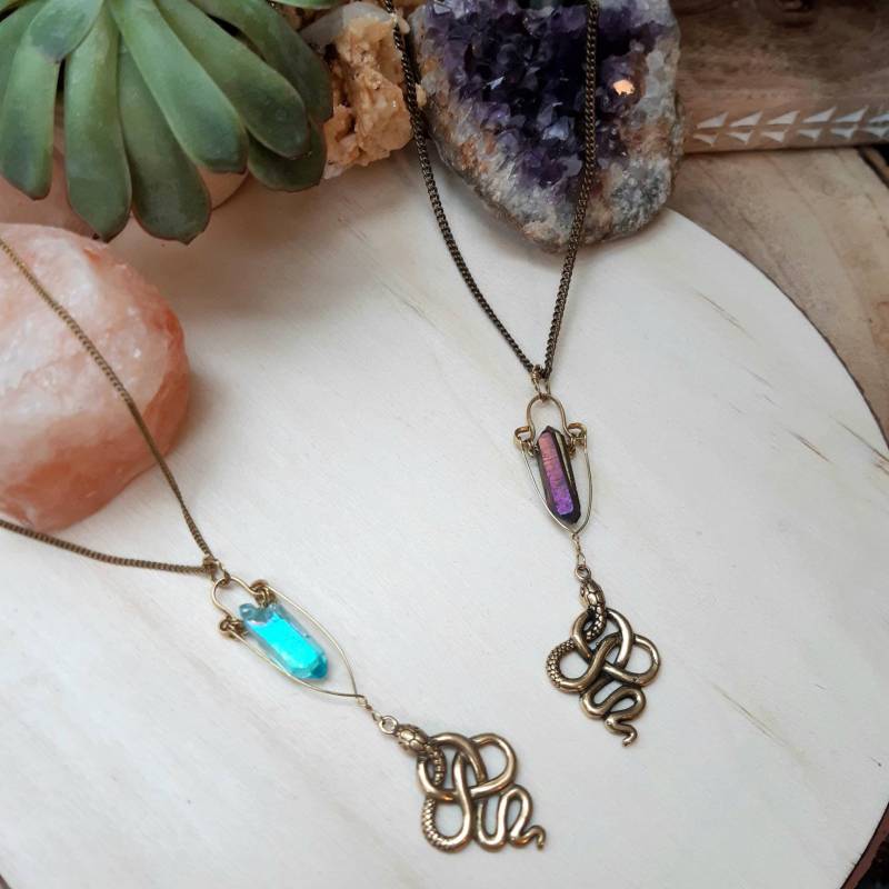 Schlangen Halskette, Kristall Aura Quarz, Messingkette, Golden, Minimalistisch von VijnanaArtcraft