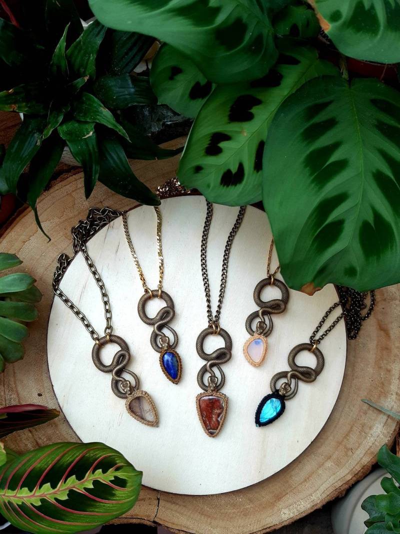 Schlangen Halskette, Kristall Edelstein Schmuckstein, Heilstein von VijnanaArtcraft