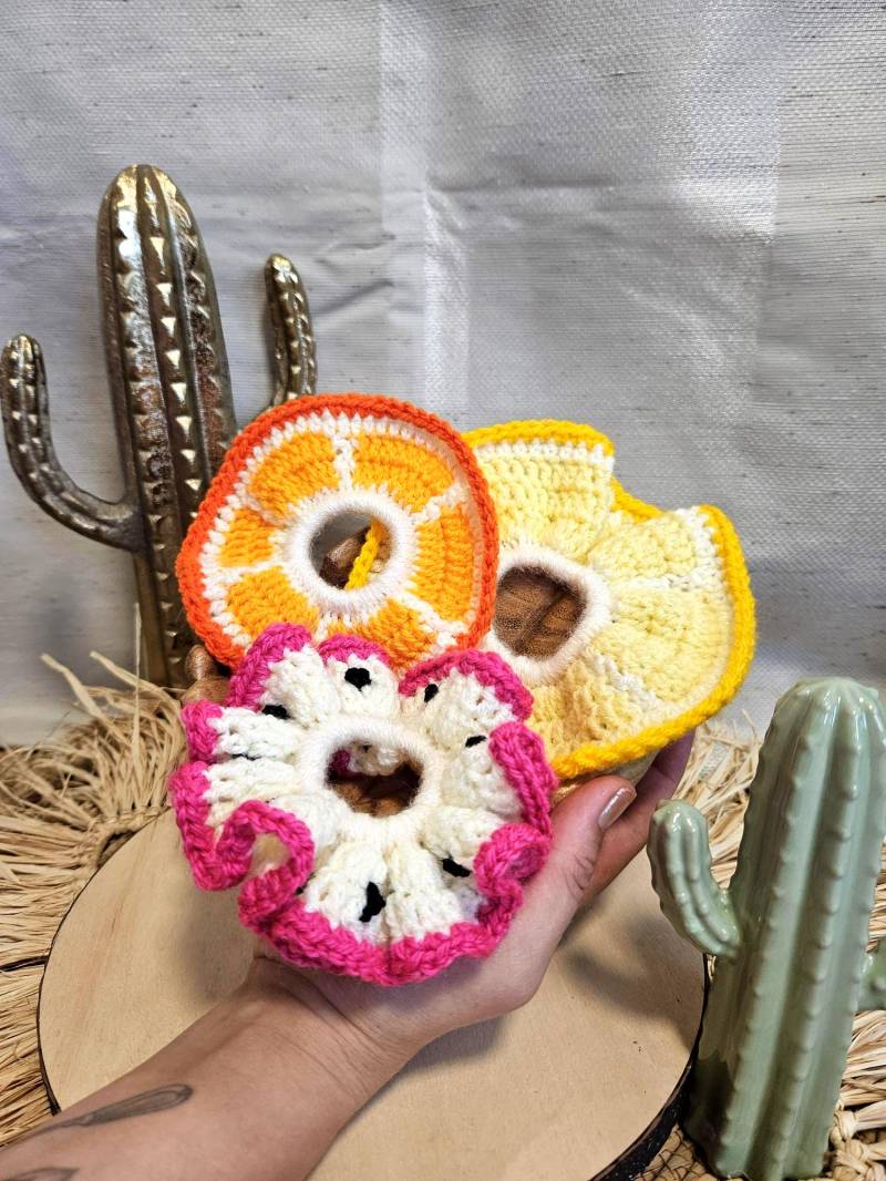 Scrunchie Time Gehäkeltes Obst Häkel Haargummi von VijnanaArtcraft