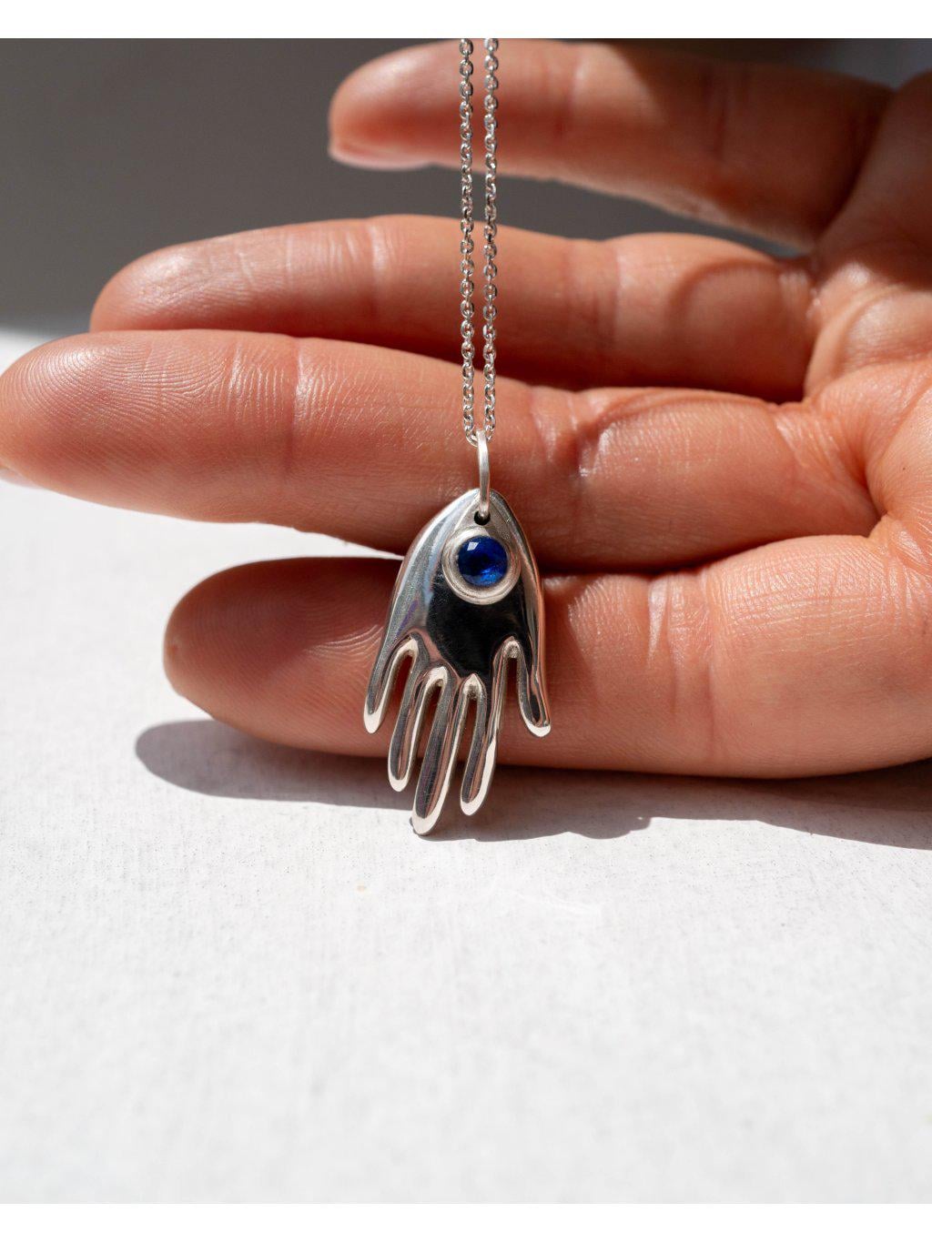 Hamsa Anhänger Halskette, Silber Minimalist Blauer Saphir Moderne Halskette von VikaMayzelJewelry